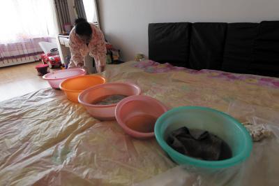 青白江楼上漏水，住户失联，小区没物管，业主维权难！律师来支招……